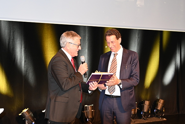 Bürgermeister Wolfgang Matt übergibt Referent Julian Nida-Rümelin ein kleines Dankeschön auf der Bühne.