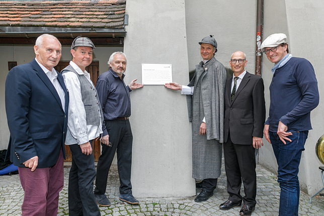 Ortsvorsteher Dieter Preschle und Philipp Schöbi mit der Deutschen Sherlock-Holmes-Gesellschaft vor neuem Schild