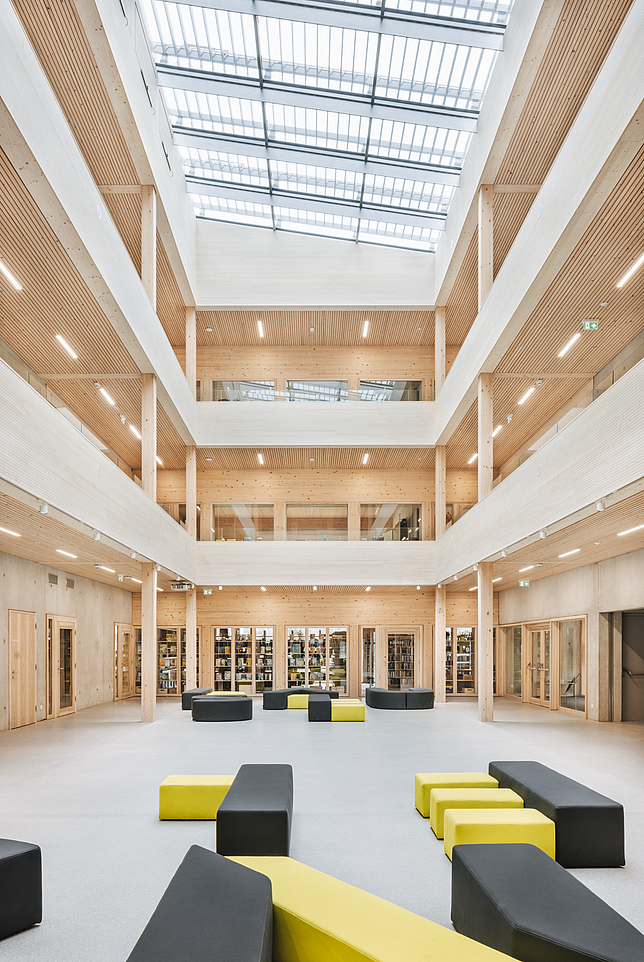 Aula in der Volksschule Altenstadt mit Blick auf die Bücherei.