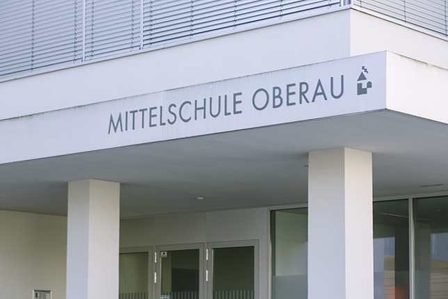 Mittelschule Oberau außen mit Schriftzug