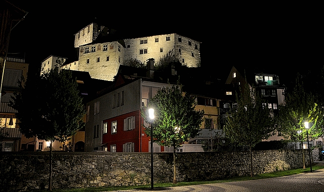 Die Schattenburg in Feldkirch bei Nacht.