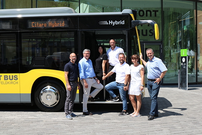 Hybrid-Bus mit Bürgermeister Wolfgang Matt und Verantwortlichen sowie Fahrern des Stadtbusses vor dem Montforthaus