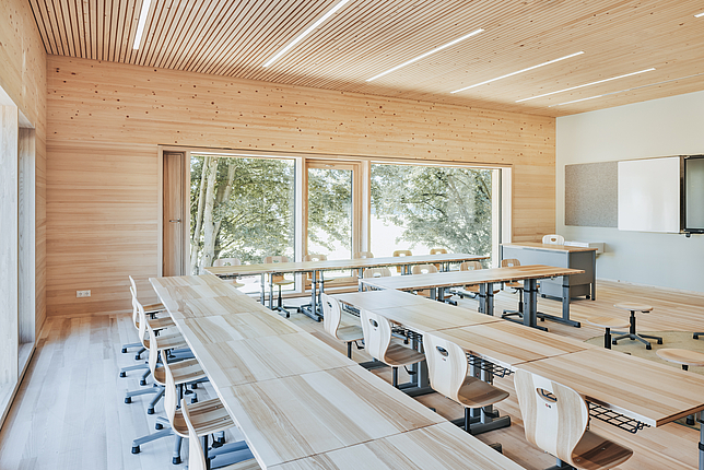 Klassenzimmer in der Volksschule Altenstadt mit Tischen und Stühlen