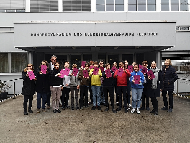 Schulklasse des Gymnasium Rebberggasse mit Stadträtin Gudrun Petz-Bechter