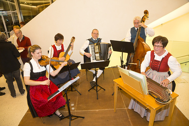Eine Musikgruppe spielt im Montforthaus