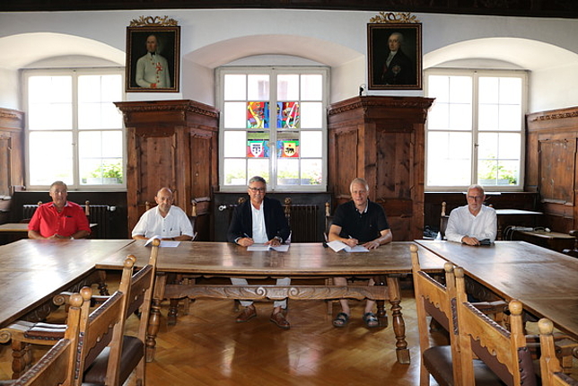 Bürgermeister Matt, Stadtrat Keckeis und Vertreter der Agrargemeinschaft Altenstadt bei der Vertragsunterzeichnung. 