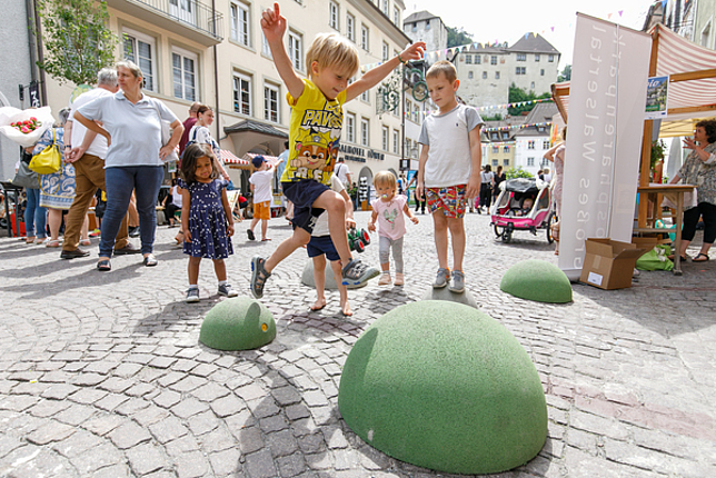 Kinder spielen und springen in der Neustadt
