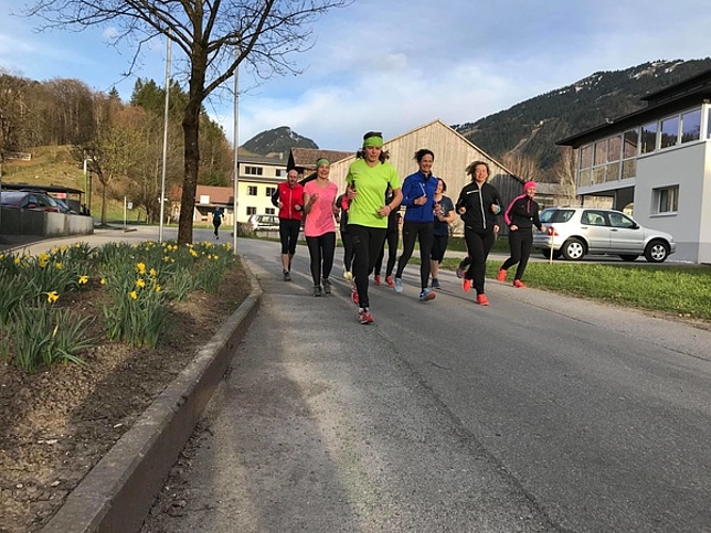 Gruppe von Läufer joggt durch eine Ortschaft