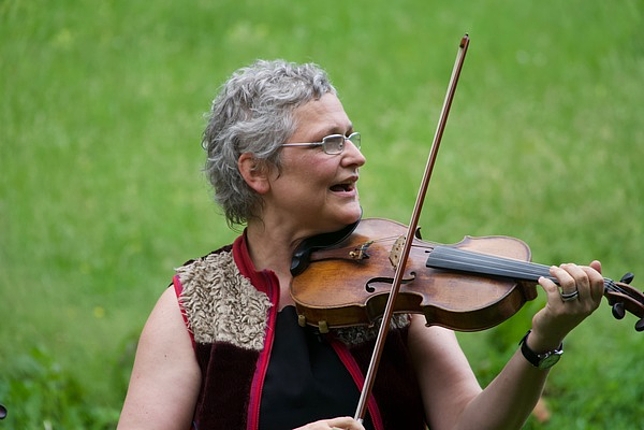 Evelyn Fink-Mennel beim Geigenspiel