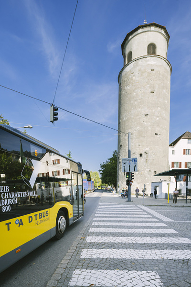Der Stadtbus Feldkirch fährt zur Bushaltestelle beim Katzenturm in Feldkirch.