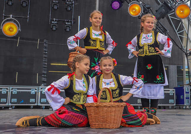Vier Mädchen in traditionellen Trachten auf der Bühne
