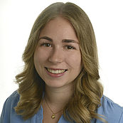 Portraitfoto von Hannah Ulmer, Mitarbeiterin Abteilung Personalmanagement