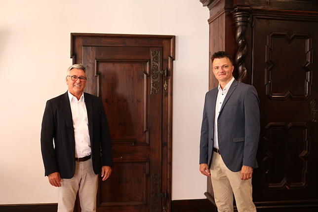Bürgermeister Wolfgang Matt mit neuem Kassenarzt Dr. Nermin Durakovic