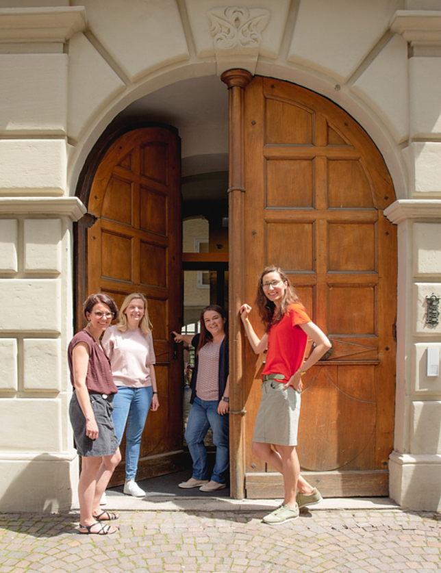 Das Team des Tourismus- und Kartenbüros beim Eingang des Palais Liechtensteins.