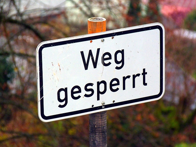 Schild mit der Aufschrift "Weg gesperrt"