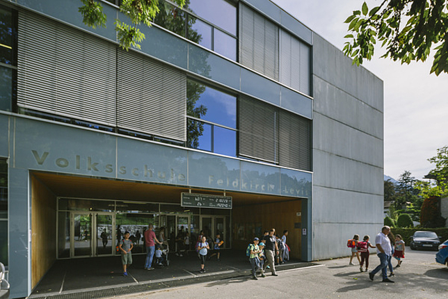 Außenansicht der Volksschule Feldkirch Levis mit Eingangsbereich und Schülern