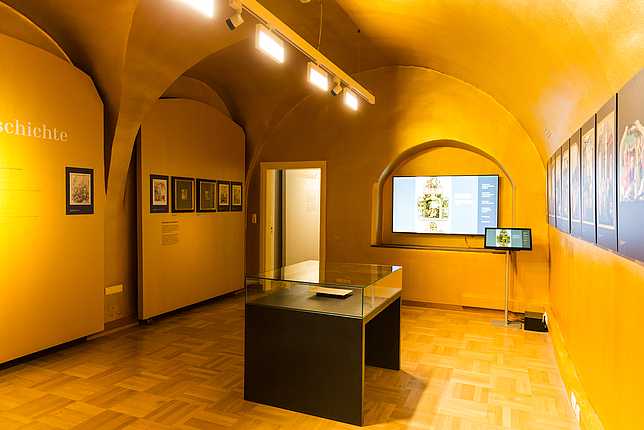 Ein Ausstellungsraum mit goldfarbenen Wänden im Palais Liechtenstein