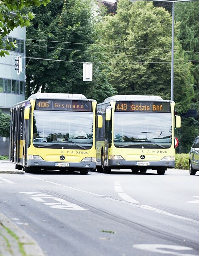 Ein Stadtbus und ein Landbus fahren nebeneinander