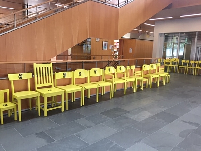 Gelbe Stühle aneinandergereiht