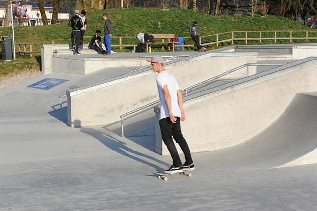 Jugendliche am skaten