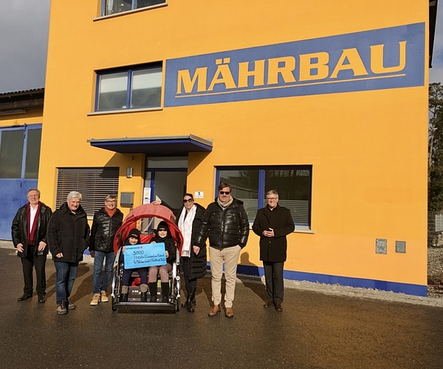 Vertreter*innen der Stadt Feldkirch, der Seniorenbörse Feldkirch und der Firma Mähr Bau GmbH bei der Spendenübergabe.
