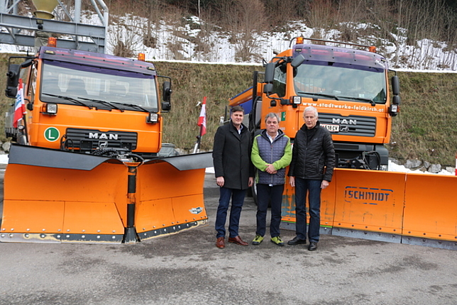 Schneeräumungsfahrzeuge mit Stadtrat Daniel Allgäuer, Uwe Bächle und Bürgermeister Mag. Wilfried Berchtold