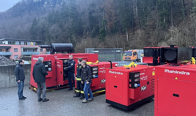 Bürgermeister Matt und Mitarbeiter:innen der Stadt Feldkirch besichtigen die neuen Generatoren.