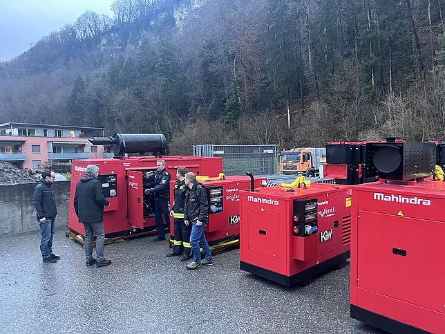 Bürgermeister Matt und Mitarbeiter:innen der Stadt Feldkirch besichtigen die neuen Generatoren.