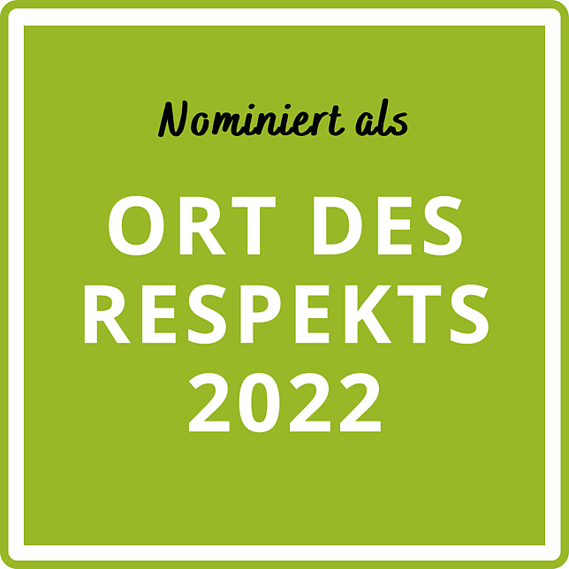 Grüner Hintergrund mit weißem Schriftzug "Ort des Respekts 2022"
