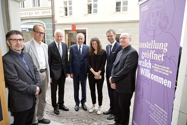 Ausstellungsteam mit Politikern vor dem Palais Liechtenstein