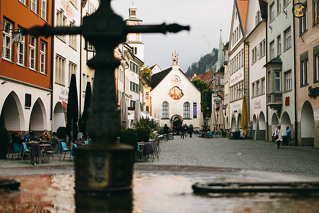 Der Brunnen in der Marktgasse in Feldkirch, im Hintergrund die Johanniterkirche