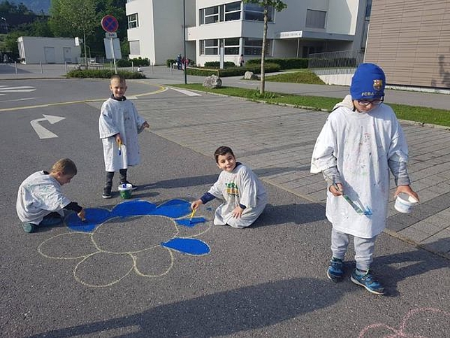 Kinder malen auf der Straße