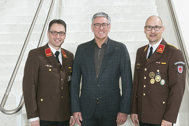 Bürgermeister Wolfgang Matt mit Feuerwehr-Kommandanten von Tosters Daniel Peter und Kommandanten-Stellvertreter von Tosters