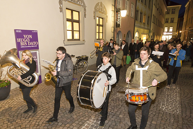 Musiker marschieren durch die Stadt