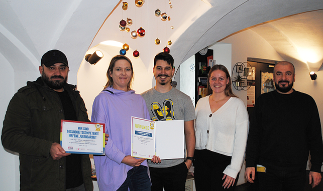 Das Team der Offenen Jugendarbeit Feldkirch mit dem Zertifikat