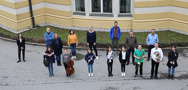 Schülerinnen und Schüler der Musikschule Feldkirch vor dem Landeskonservatorium.