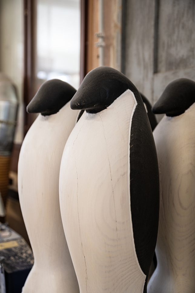 Drei Pinguin-Figuren aus Holz