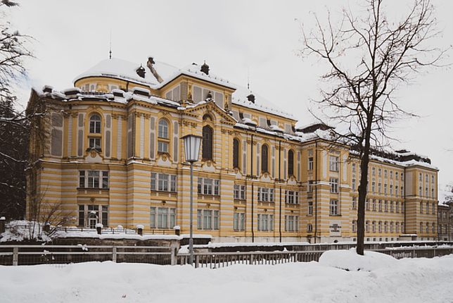Das Landeskonservatorium in Feldkirch in der verschneiten Umgebung