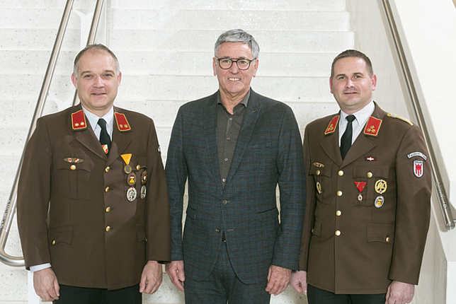 Bürgermeister Wolfgang Matt mit Feuerwehr-Kommandanten von Tisis Fabian Fussenegger und dem Kommandanten-Stellvertreter von Tisis
