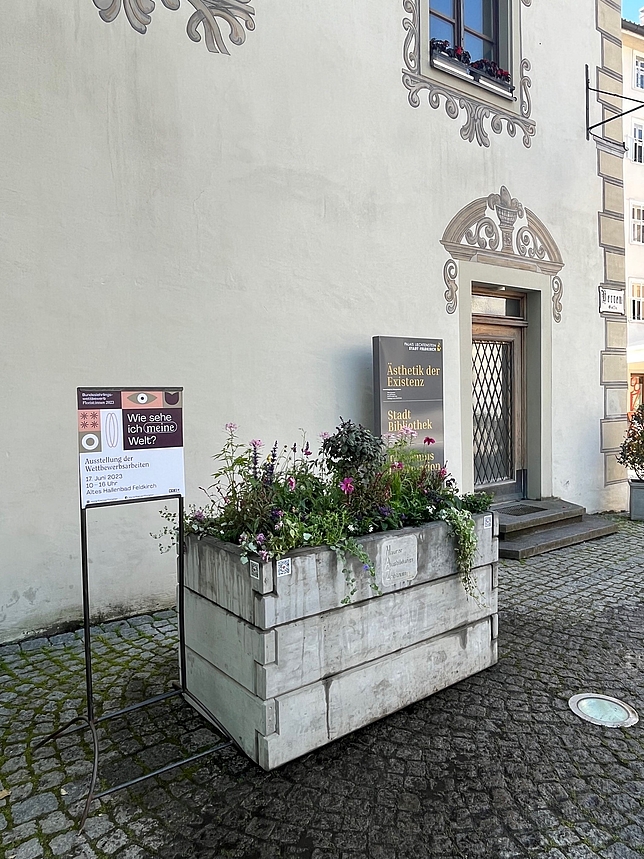 Ein Hochbeet steht vor dem Palais Liechtenstein. Das Hochbeet ist mit verschiedenen Pflanzen gefüllt. 