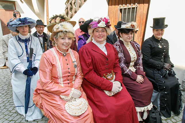 Damen der Deutschen Sherlock-Holmes-Gesellschaft in ihren Kostümen