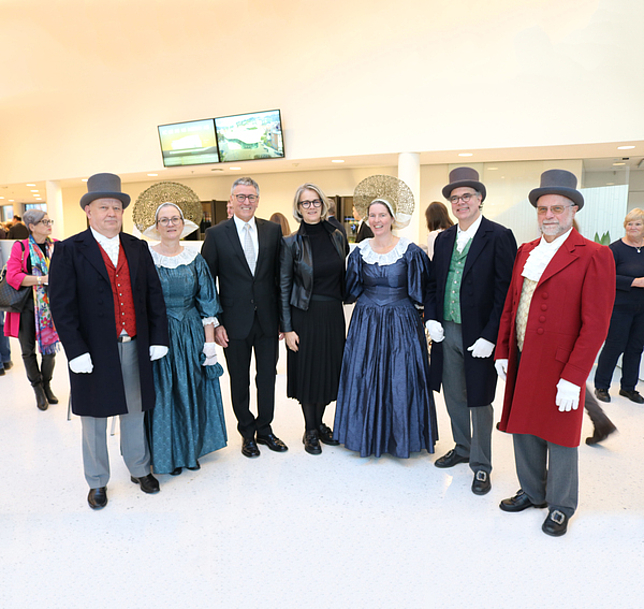 Bürgermeister Wolfgang Matt und seine Frau Ingrid Matt mit Mitgliedern des Trachtenvereins im Atrium des Montforthauses.