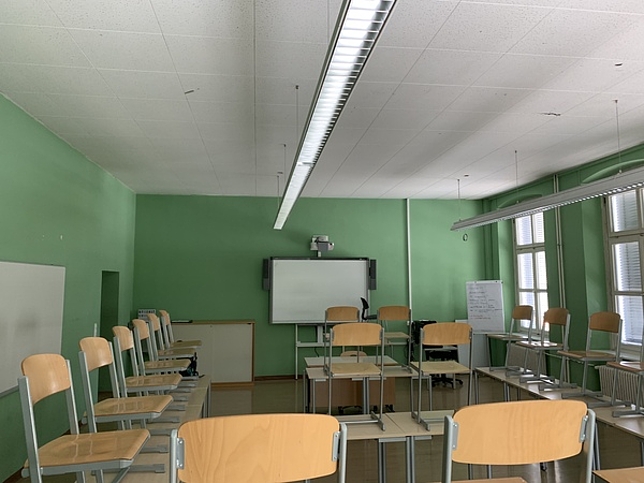 Ein Klassenzimmer der Polytechnischen Schule von innen. Stühle stehen auf den Schulbänken.