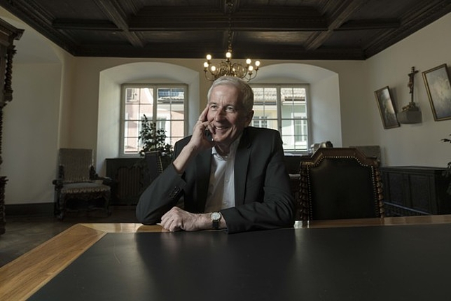 Alt-Bürgermeister Mag. Wilfried Berchtold sitzt am Besprechungstisch im Bürgermeisterzimmer im Rathaus in Feldkirch.