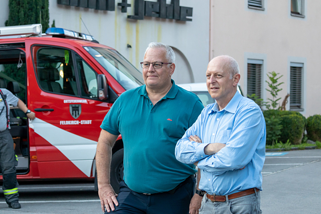 Katastrophenschutzbeauftragter Josef Fröhlich und Hans-Jörg Mathis von den Stadtwerken beobachten die Übung. 