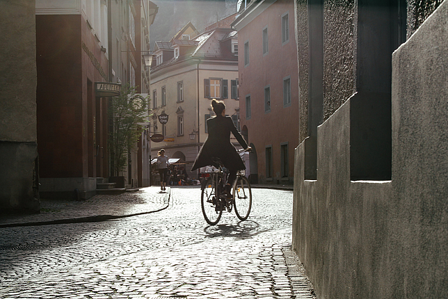 Fahrradfahrerin fährt durch die Innenstadt