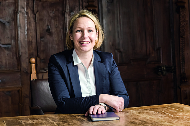 Vizebürgermeisterin Mag. Gudrun Petz-Bechter sitzt auf einem Stuhl im Ratssaal der Stadt Feldkirch