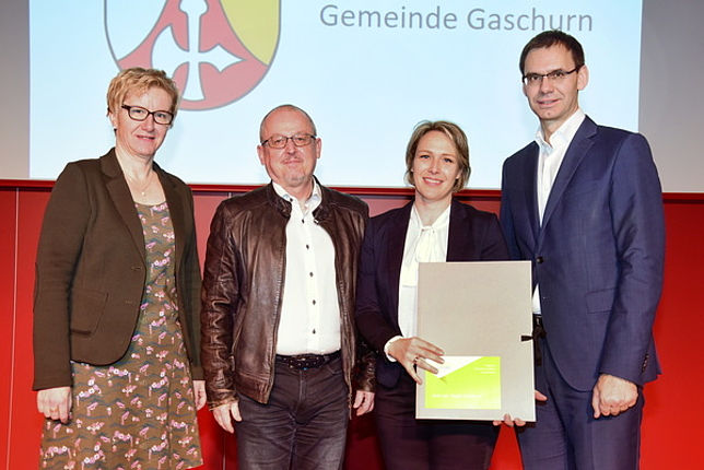 Vizebürgermeisterin Petz-Bechter und Wolfgang Maier, Leiter der Personalverwaltung, nahmen die Auszeichnung entgegen.