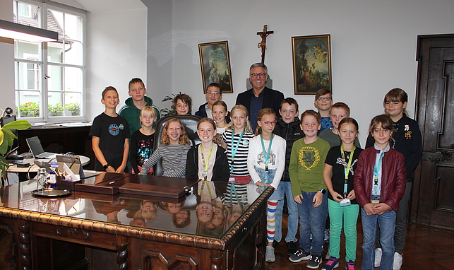 Die Kinder der Kinderstadtvertretung und Bürgermeister Wolfgang Matt im Büro des Bürgermeisters. 