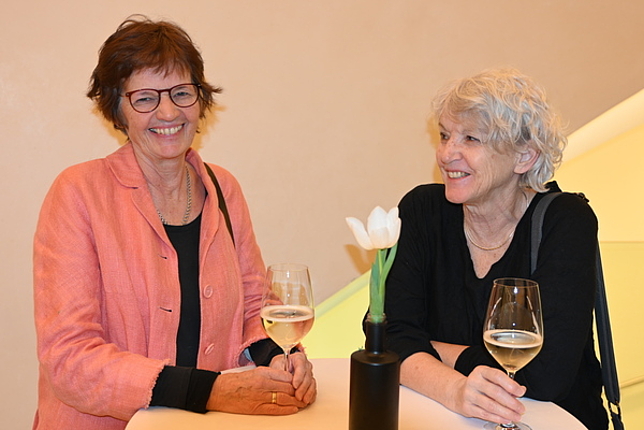 Zwei Frauen mit je einem Weinglas in der Hand